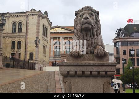 OSLO, NORVÈGE - 1 JUILLET 2016 : c'est l'un des deux lions de pierre qui ornent l'entrée du Parlement norvégien. Banque D'Images