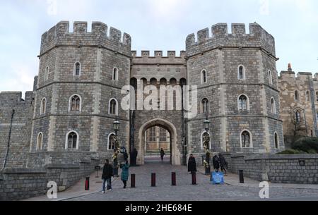 Photo du dossier datée du 28/11/2017 d'une vue générale du château de Windsor.Une « zone d'exclusion aérienne » pourrait être placée au-dessus du château de Windsor à mesure que ses dispositions de sécurité sont révisées, a déclaré la police métropolitaine.Une demande d'ordre de restriction de l'espace aérien a été faite et, en cas de succès, empêcherait les aéronefs de voler jusqu'à 2 500ft milles marins au-dessus et 1,5 milles marins autour du château de Windsor.Date de publication : dimanche 9 janvier 2022. Banque D'Images