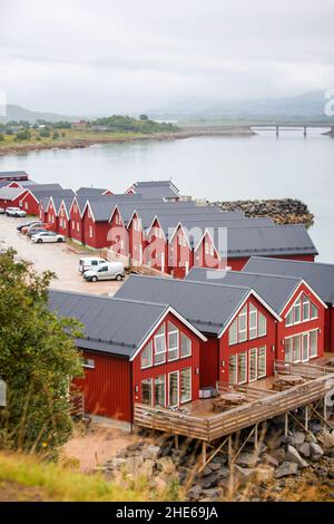 Belle petite cabane de pêche, rorbu en Norvège, maisons traditionnelles dans Lofoten et Senja, Nordland Banque D'Images
