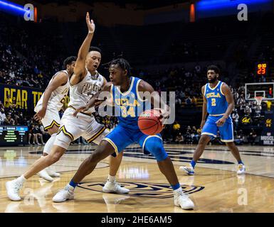 Janvier 08 2022 Berkeley, CA É.-U. UCLA garde David Singleton (34) pendant le match de basketball masculin NCAA entre UCLA Bruins et les California Golden Bears.Les Bruins ont gagné 60-52 au Hass Pavilion Berkeley en Californie Thurman James / CSM Banque D'Images