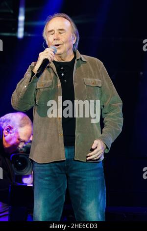 Joan Manuel Serrat se produit au concert de solidarité "Music with la Palma: Plus fort que le volcan" au Centre Wizink, à Madrid. Banque D'Images