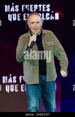 Joan Manuel Serrat se produit au concert de solidarité "Music with la Palma: Plus fort que le volcan" au Centre Wizink, à Madrid. Banque D'Images