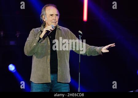 Joan Manuel Serrat se produit au concert de solidarité "Music with la Palma: Plus fort que le volcan" au Centre Wizink, à Madrid. Banque D'Images