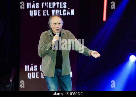 Joan Manuel Serrat se produit au concert de solidarité "Music with la Palma: Plus fort que le volcan" au Centre Wizink, à Madrid. Banque D'Images