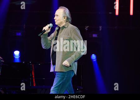 Joan Manuel Serrat se produit au concert de solidarité "Music with la Palma: Plus fort que le volcan" au Centre Wizink, à Madrid. Banque D'Images