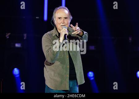 Joan Manuel Serrat se produit au concert de solidarité "Music with la Palma: Plus fort que le volcan" au Centre Wizink, à Madrid. Banque D'Images