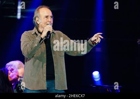 Joan Manuel Serrat se produit au concert de solidarité "Music with la Palma: Plus fort que le volcan" au Centre Wizink, à Madrid.(Photo par Atilano Garcia / SOPA Images / Sipa USA) Banque D'Images