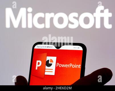 Sur cette photo, un logo Microsoft PowerPoint apparaît sur un smartphone. Banque D'Images