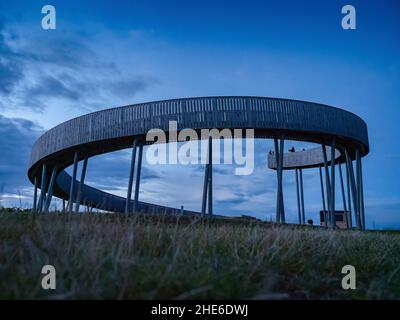 Colline de Kobyli Vrch avec tour Lokout région sud de la Moravie - République tchèque.Construction en spirale en bois près des vignobles et de l'église.Les collines de Palava, célèbres Banque D'Images