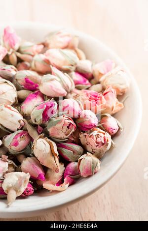 boutons de rose séchés dans un bol Banque D'Images