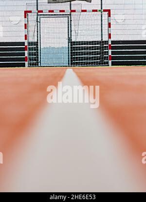 But pour le football à cinq dans l'arène de sports en plein air.Stade public et terrain d'athlétisme avec terrain Banque D'Images