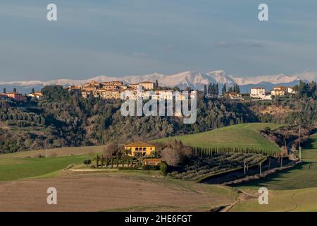 Vue panoramique de Fabbrica di Peccioli, Pise, Italie, avec des montagnes enneigées en arrière-plan Banque D'Images