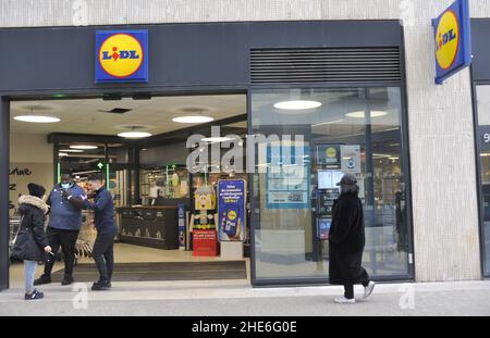 FRANCE.SEINE-SAINT-DENIS (93) BAGNOLET.LIDL, LA CHAÎNE DE SUPERMARCHÉS SURPASSE LE MARCHÉ CARREFOUR ET DEVIENT L'UN DES CINQ PREMIERS SIGNES DE LA SUPERMARK Banque D'Images