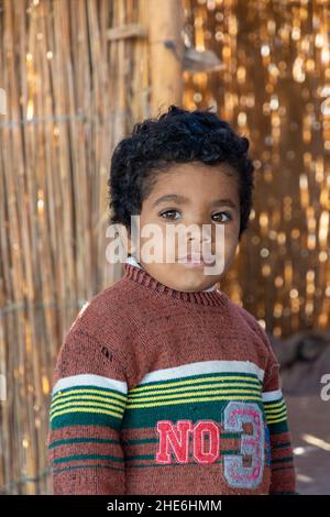 Portrait d'un garçon bédouin dans un village bédouin dans le désert arabe en Égypte Banque D'Images