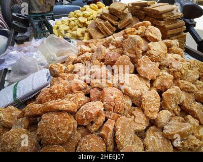 Gros plan sur un bol de jaggery. Il s'agit d'un produit concentré de jus de canne et souvent date ou sève de palmier sans séparation des mélasses et des cristaux & Banque D'Images