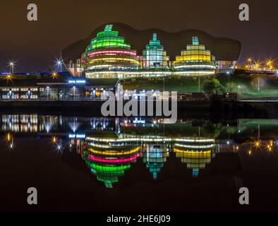 Les ponts au-dessus de la rivière Tyne la nuit se reflétant dans l'eau, à Newcastle Angleterre Banque D'Images