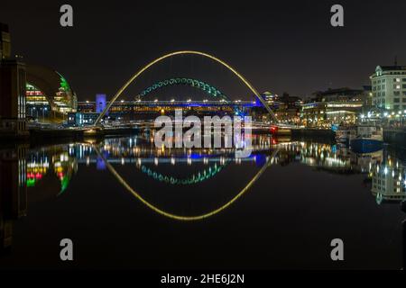 Les ponts au-dessus de la rivière Tyne la nuit se reflétant dans l'eau, à Newcastle Angleterre Banque D'Images