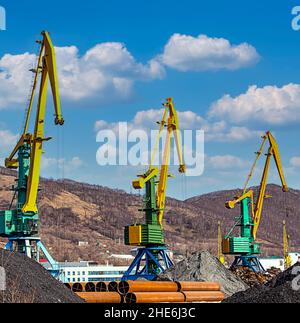 grue au cimetière dans le port maritime Banque D'Images