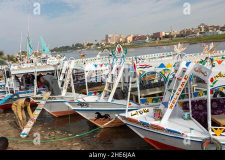 Bateaux de tourisme sur le Nil près de la ville de Louxor, Egypte. Banque D'Images