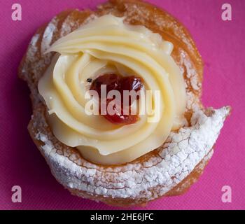 Zeppole de Saint Joseph, l'Italien pâte avec la farine, le sucre, les oeufs, l'huile, décoré d'une cerise. Le jour de père gâteau. Banque D'Images