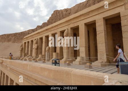 Temple mortuaire de Hatshepsut dans la Vallée des Rois, Égypte. Banque D'Images