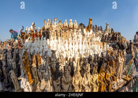 Souvenirs égyptiens vendus à côté des pyramides de Gizeh, le Caire, Egypte. Banque D'Images