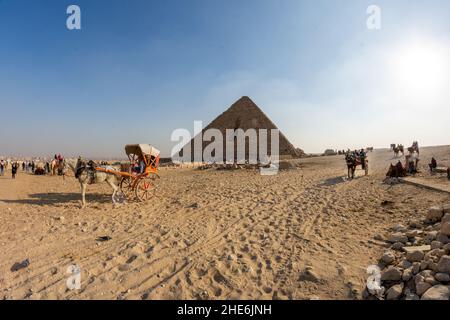 La Pyramide de Menkaure est la plus petite des trois grandes Pyramides de Gizeh au Caire, en Égypte. Banque D'Images