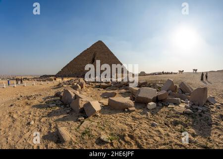 La Pyramide de Menkaure est la plus petite des trois grandes Pyramides de Gizeh au Caire, en Égypte. Banque D'Images