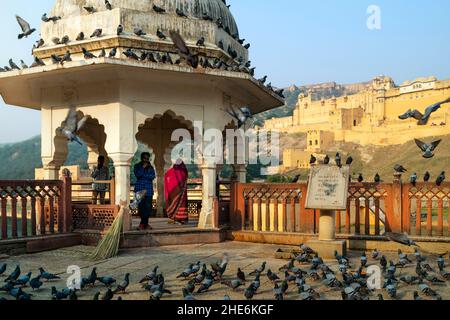 Vue extérieure du mur de périmètre de la promenade avec vue traditionnelle vers le fort Amber au coucher du soleil à Jaipur, Rajasthan, Inde. Banque D'Images