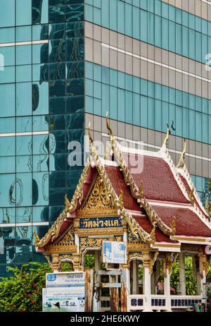 Vieux versus moderne à Wat Muang Kae, fleuve Chao Phraya, Bangkok, Thaïlande Banque D'Images