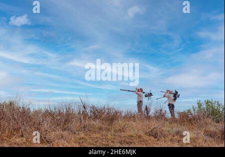 Ornithologues avec leur équipement à l'embouchure du Rio Guadalhorce, Malaga, province de Malaga, Andalousie, sud de l'Espagne. Banque D'Images