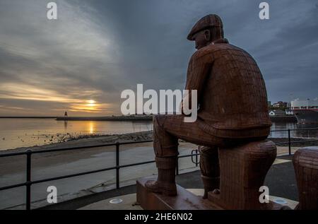 La rivière Tyne au lever du soleil, avec le mémorial aux pêcheurs en premier plan Banque D'Images