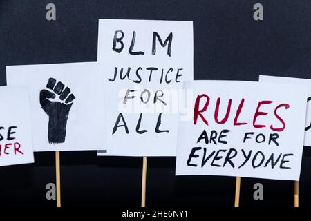 Concept de protestation, de rallye, de manifestation.Affiches avec des mots « Black Lives Matter » Banque D'Images
