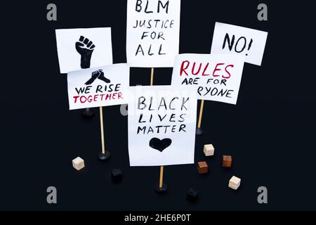 Concept de protestation, de rallye, de manifestation.Affiches avec les mots « Black Lives Matter », « I CAN not Breathe », « les règles sont pour tout le monde » Banque D'Images