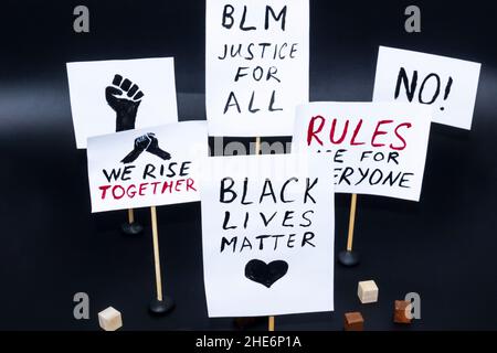 Concept de protestation, de rallye, de manifestation.Affiches avec les mots « Black Lives Matter », « I CAN not Breathe », « les règles sont pour tout le monde » Banque D'Images