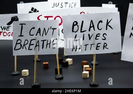 Concept de protestation, de rallye, de manifestation.Affiches avec les mots « Black Lives Matter », « I CAN not Breathe », « les règles sont pour tout le monde » Banque D'Images