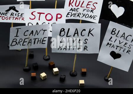 Concept de protestation, de rallye, de manifestation.Des affiches avec les mots « Black Lives Matter », « I CAN not Breathe », « Rules are for Everyone », « top racisme.« emon Banque D'Images