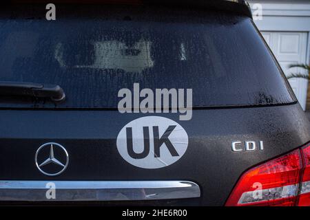 Autocollant d'identification de voiture britannique sur la voiture.Lorsque vous voyagez à l'étranger, les automobilistes doivent maintenant afficher le logo du Royaume-Uni à l'arrière de leur véhicule.autocollant du Royaume-Uni sur le CA noir Banque D'Images