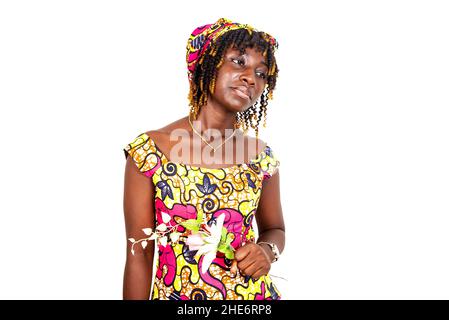 belle triste jeune femme portant un chiffon traditionnel tenant des fleurs. Banque D'Images