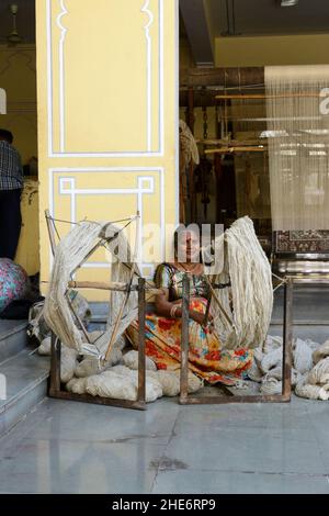 Femme filature de laine pour la fabrication de tapis traditionnels Rajasthani, Jaipur, Rajasthan, Inde, Asie du Sud Banque D'Images