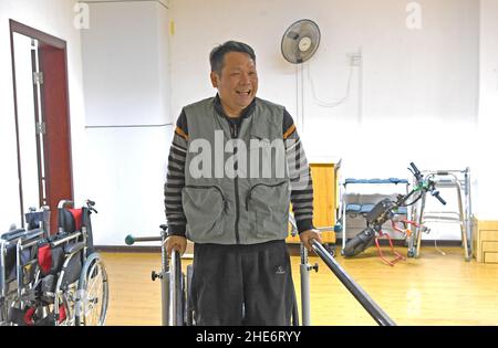 (220109) -- NANNING, 9 janvier 2022 (Xinhua) -- Tan Jianyong fait de l'exercice dans un centre de rassemblement pour les personnes handicapées à Nanning, dans la région autonome de Guangxi Zhuang, dans le sud de la Chine, 6 janvier 2022.Tan Jianyong est un policier de 49 ans à Nanning.En 1998, trois ans après qu'il est devenu policier, Tan a été abattu dans la poitrine par un homme armé et s'est paralysé de la poitrine.Encouragé par sa famille, ses collègues et ses amis, Tan a été sorti de la mire de la dépression.Il a progressivement retrouvé la capacité d'autoprise en charge et est revenu à son poste avec des politiques de soutien du travail.Outre le travail, Tan aussi Banque D'Images