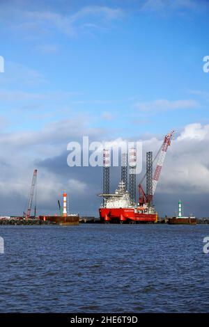 un navire de forage d'exploration pétrolière à « vérin d'eau » qui se positionne au large du grand yarmouth norfolk suffolk Banque D'Images