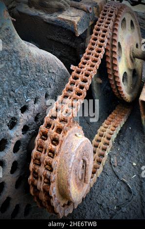 chaîne d'entraînement rouillée sur vieux treuil de récupération de bateau négligé sizewell plage suffolk angleterre Banque D'Images