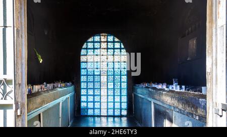 Une chapelle de pétition pleine de bougies dans l'église Nossa Senhora de Rosario de Fatima.(Notre Dame de Rosario de Fatima).Le style colonial catholique temp Banque D'Images