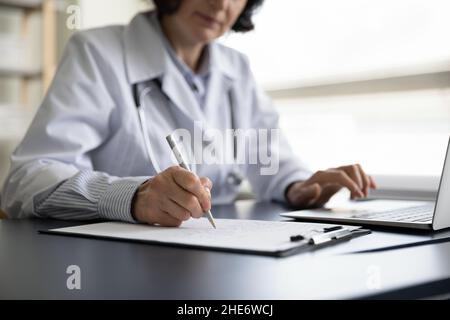 Fermer une femme plus âgée médecin travaillant dans le bureau de la clinique. Banque D'Images