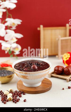 LABA porridge huit Treasure Congee, plat chinois traditionnel servi au festival de Laba, concept rouge chinois Banque D'Images