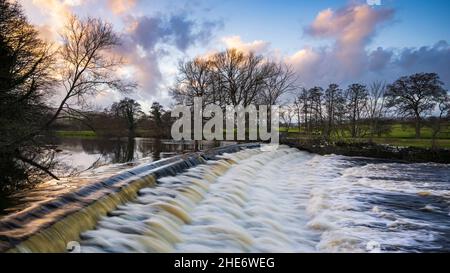 Paysage pittoresque et coloré de ciel et paysage rural (écoulement de l'eau en bas des marches de déversoir) - Rivière Wharfe, Burley dans Wharfedale, Yorkshire, Angleterre, Royaume-Uni. Banque D'Images