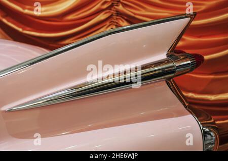 Gros plan de la queue d'une voiture classique rose rétro américaine Banque D'Images