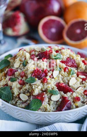 Un déjeuner ou un dîner sain d'une salade de quinoa végétarienne / marocaine à la menthe, à la grenade et aux oranges sanguines.Mise au point sélective avec front flou Banque D'Images