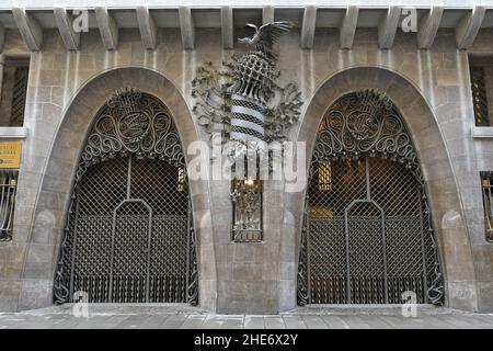 Palau Güell - façade de manoir moderniste avec portes voûtées, monument architectural conçu par l'architecte catalan Antoni Gaudí à Barcelone en Espagne. Banque D'Images